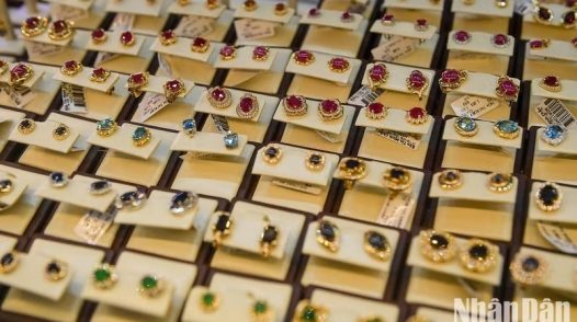Giá vàng ngày 6/10: Thế giới tiếp đà giảm, trong nước đi ngang phiên thứ 3 liên tiếp