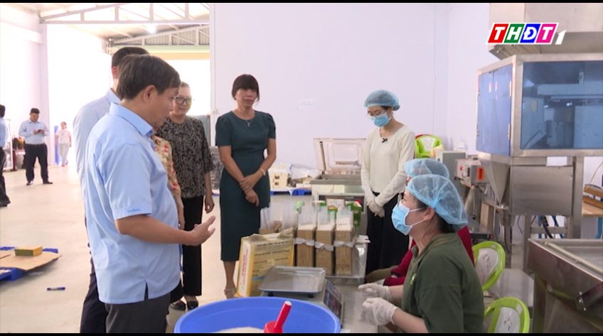 Lãnh đạo tỉnh Đồng Tháp tham quan mô hình sản xuất gạo của doanh nghiệp