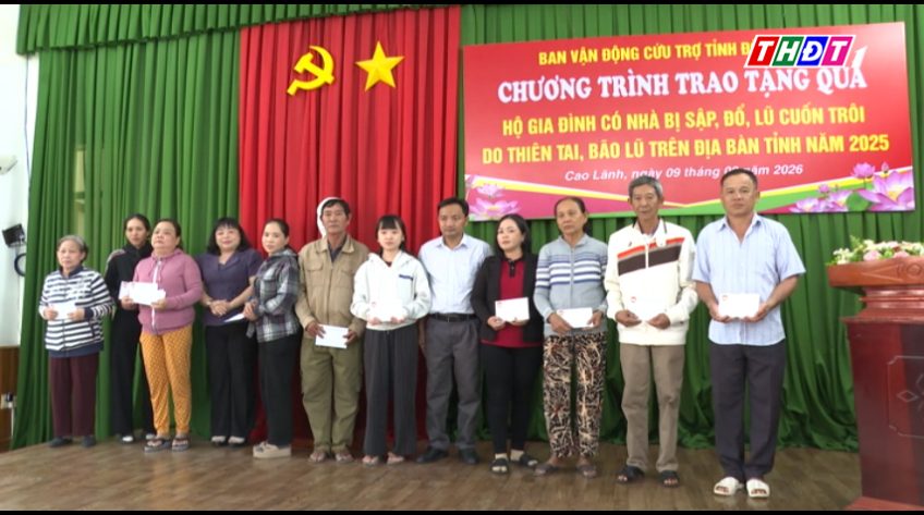 Trao quà hỗ trợ hộ dân bị sạt lở phường Cao Lãnh