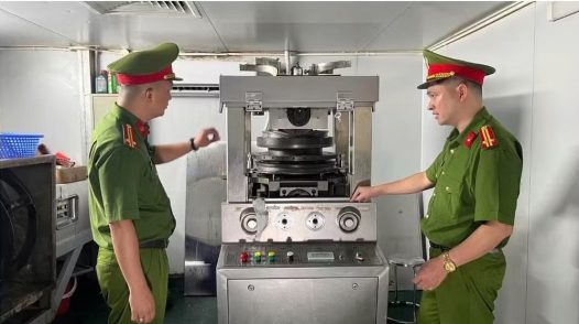 Hàng triệu viên sủi bị thu giữ: Chuyên gia cảnh báo gì về thành phần trên nhãn?