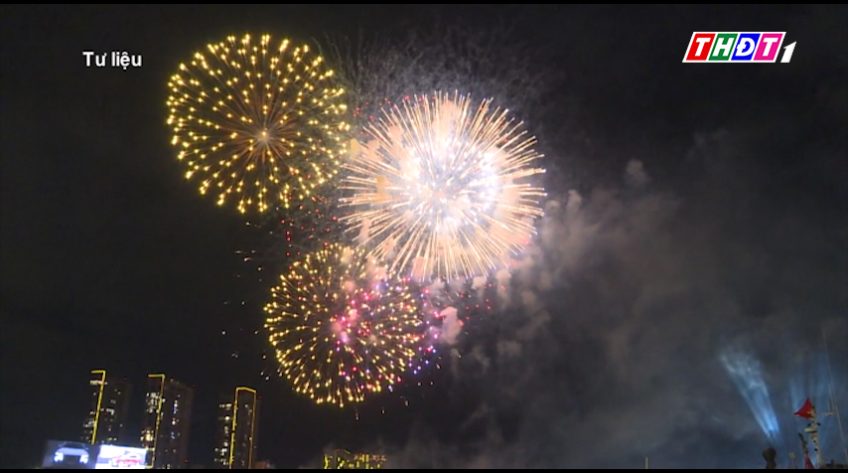 TP.HCM bắn pháo hoa 17 điểm mừng Tết Bính Ngọ