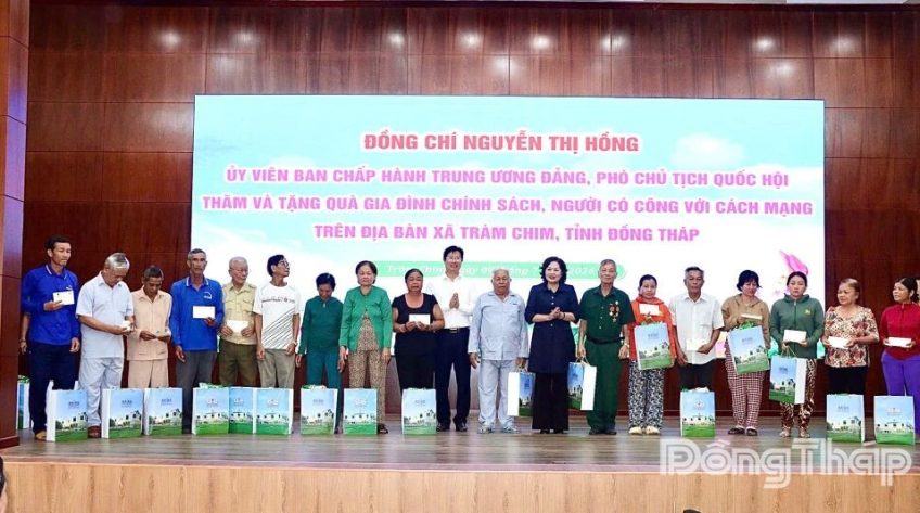 Phó Chủ tịch Quốc hội thăm, tặng quà gia đình chính sách tại Đồng Tháp