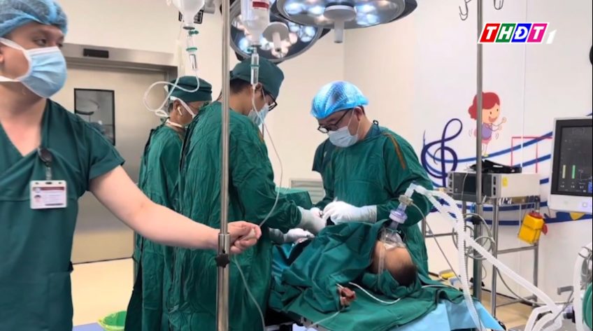 Bé trai vỡ tinh hoàn sau khi chơi đua xe ở khu du lịch