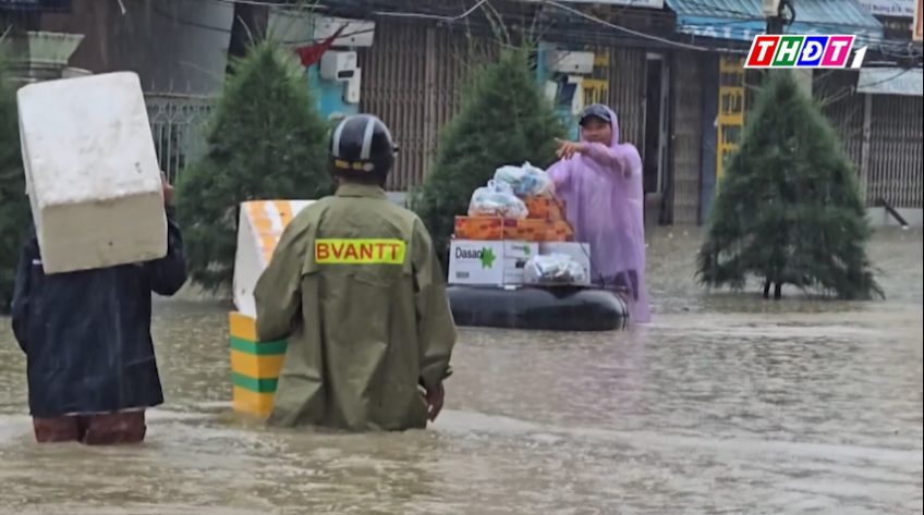 Khánh Hòa ứng cứu, tiếp tế cho người dân vùng ngập lụt
