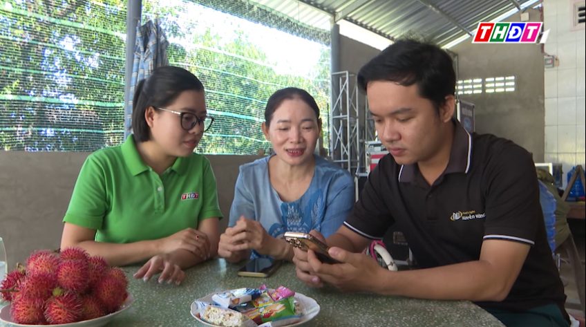 Giữa chợ đông, tiền rơi không mất