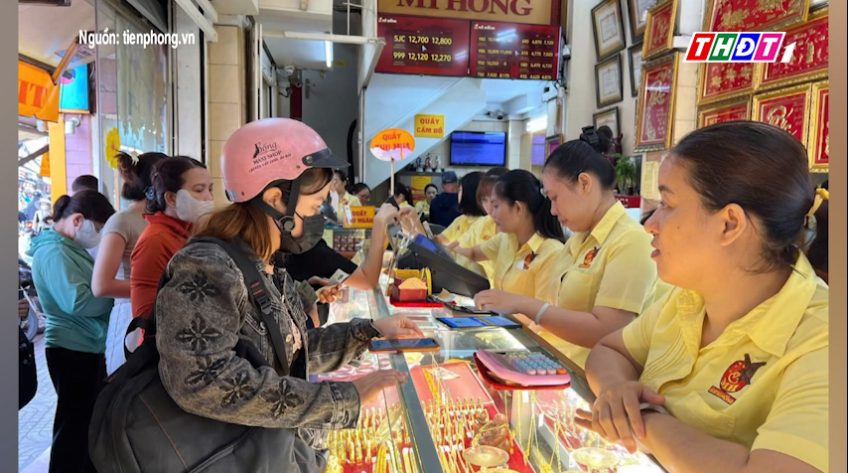 Người dân TP. HCM đổ xô mua vàng, cửa hàng phải giới hạn khách