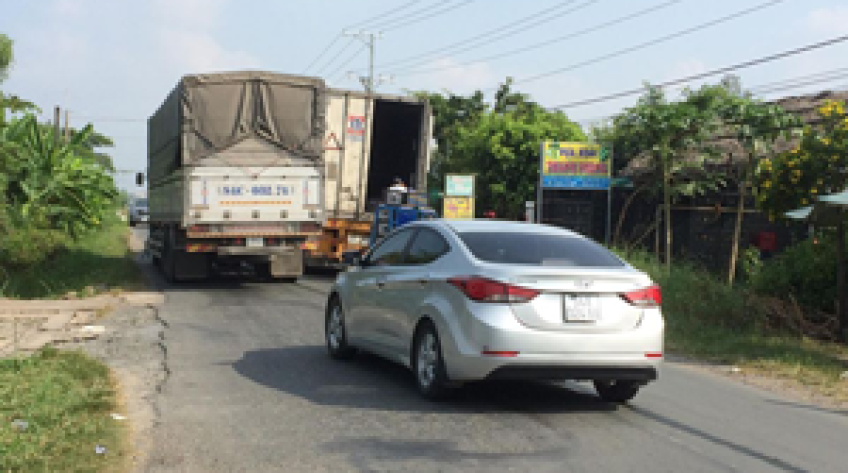 Mất trật tự do đậu xe container lên, xuống hàng hóa