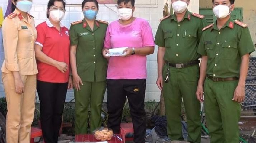 Phụ nữ Công an TP.Sa Đéc cho 6 trường hợp hoàn lương mượn vốn làm ăn