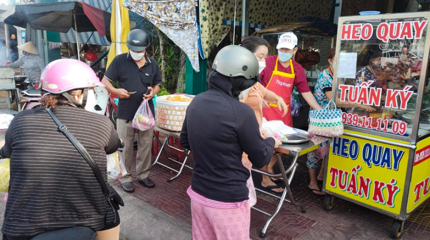 Tấp nập người mua vật phẩm cúng Thần Tài