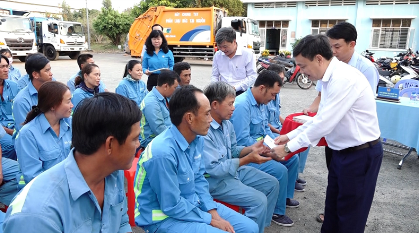 Thường trực Tỉnh ủy thăm, chúc Tết công nhân vệ sinh môi trường