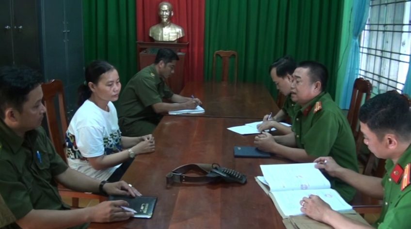 Giao nộp nhiều vũ khí, công cụ hỗ trợ lấy từ phế liệu thu mua