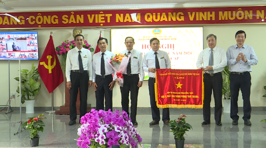 Tòa án nhân dân tỉnh Đồng Tháp nhận Cờ thi đua của Chính phủ