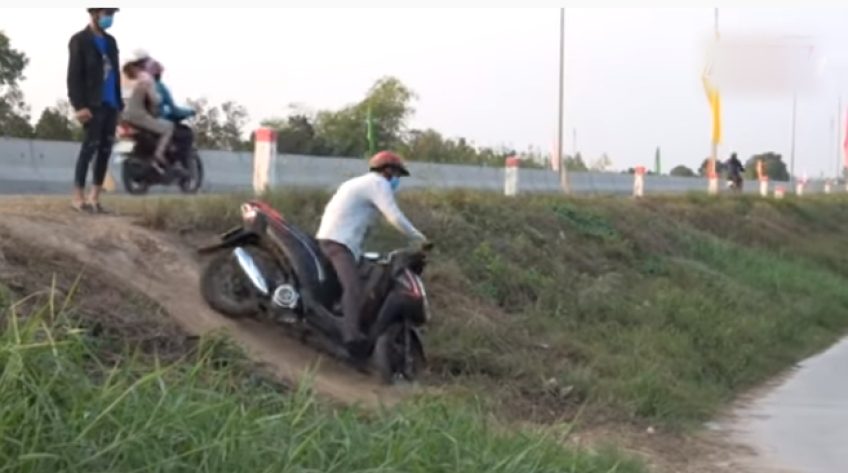 Rào chắn vẫn chưa ngăn được người đi đường