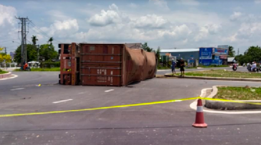 Ôm cua vòng xoay, xe container chở 52 tấn gạo lật ngang