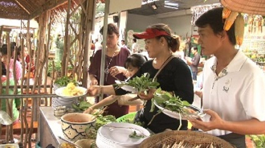Hàng chục món bánh dân gian phục vụ tại khu ẩm thực làng bột Sa Đéc