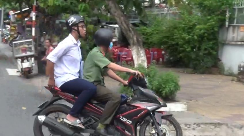Chiến sĩ công an vào tận nhà trọ chở thí sinh ngủ quên đến điểm thi kịp giờ