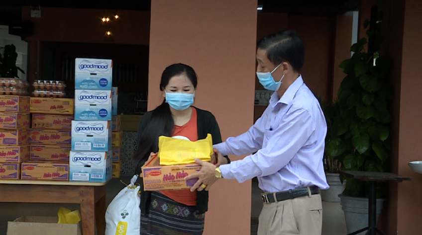 Trao quà động viên tinh thần lưu học sinh Lào, Campuchia