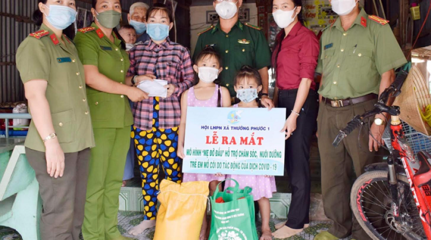 Phụ nữ Công an huyện Hồng Ngự tham gia đỡ đầu trẻ mồ côi liên quan Covid-19