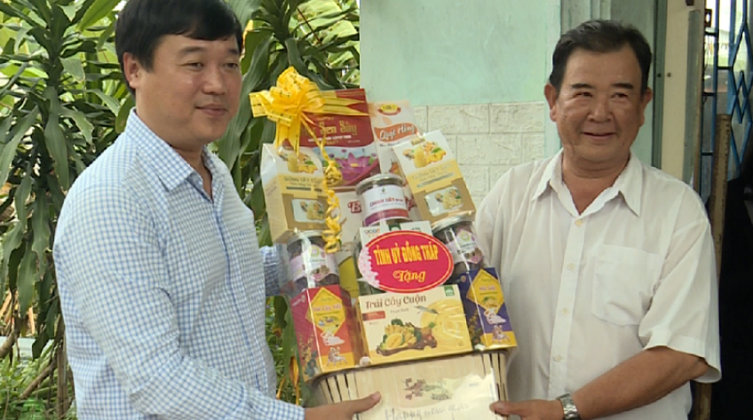 Bí thư Tỉnh ủy chúc Tết, chúc mừng nghệ nhân Thu Ba được phong tặng NNƯT