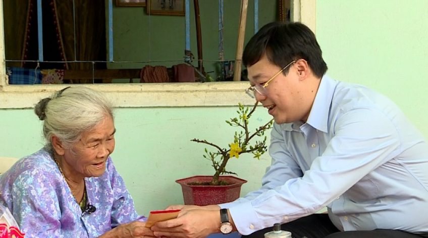 Xông đất đầu năm - Mùng 1 Tết