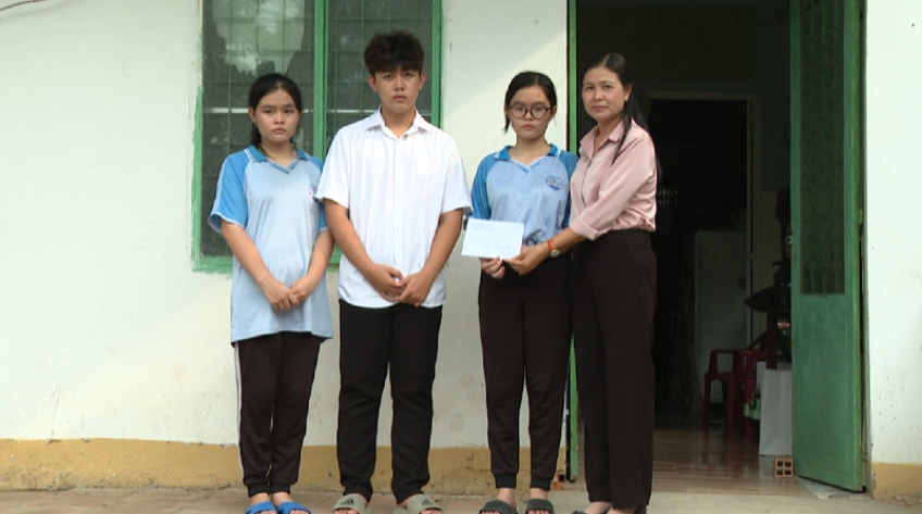 Cộng đồng tiếp sức cho gia đình của cô giáo Hạnh