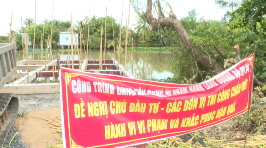 Cất nhà lấn chiếm kênh rạch, nguy cơ thiệt hại vì sạt lở