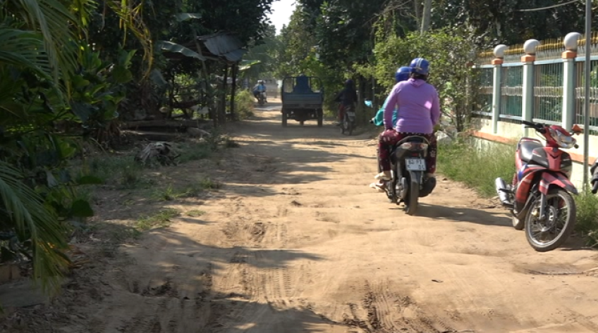 Đường thi công dang dở, người dân đi lại khó khăn