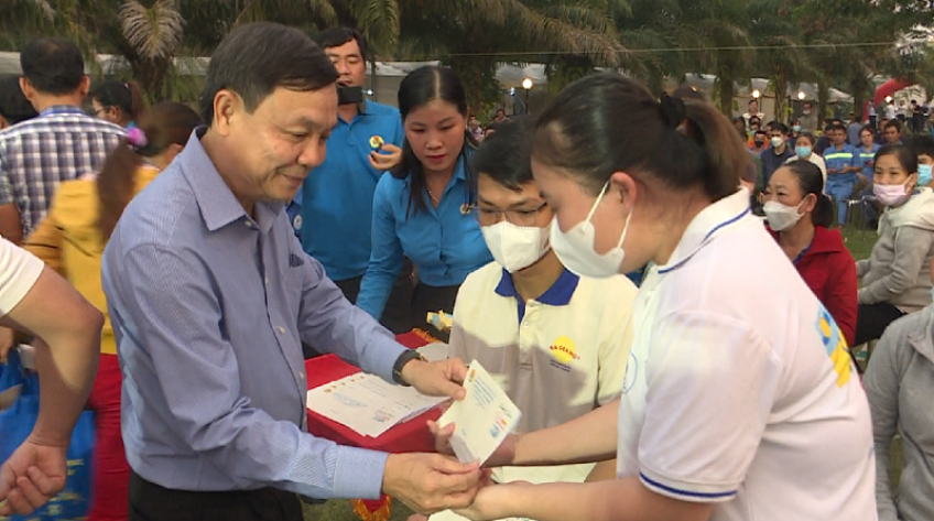 Mang Tết đến với đoàn viên và người lao động