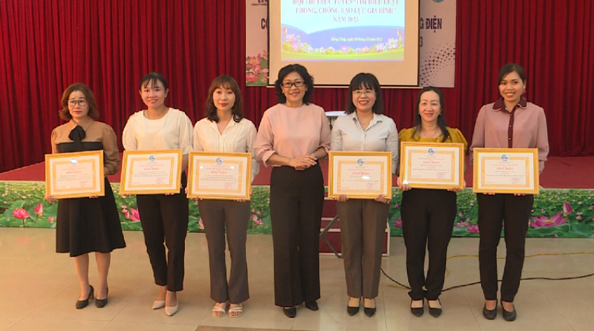 Trao thưởng Hội thi Luật Phòng chống bạo lực gia đình