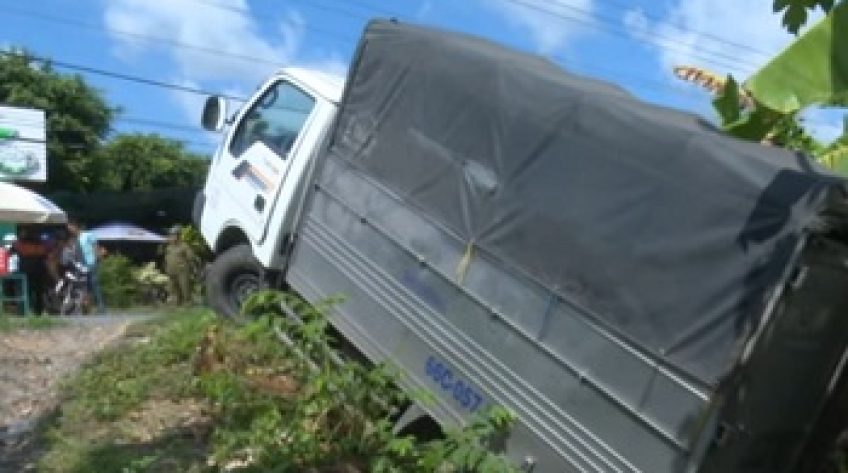 Thót tim xe buýt tông xe tải