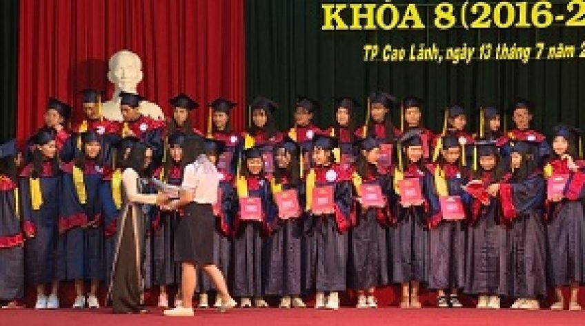 Trường THPT chuyên Nguyễn Quang Diêu: 250 học sinh khối 12 làm lễ tri ân