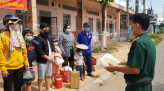 Nhiều phần quà được trao tặng người dân khu vực phong tỏa