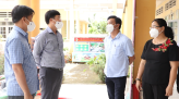 Nhiều phần quà được trao tặng người dân khu vực phong tỏa