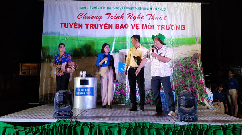 Lưu diễn văn nghệ cổ động tuyên truyền bảo vệ môi trường ở Tháp Mười