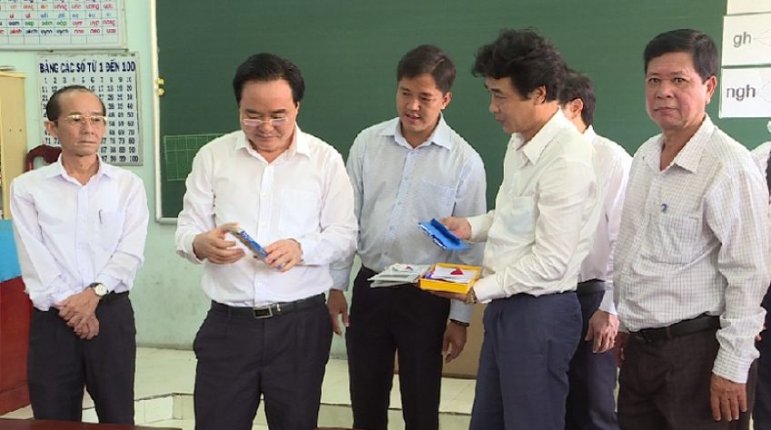 Bộ trưởng Phùng Xuân Nhạ thăm một số cơ sở giáo dục tại Đồng Tháp