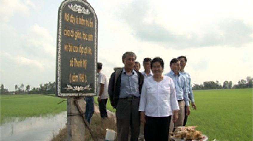 Dựng bia tưởng niệm vụ thảm sát cô giáo Bích Dung và người dân ấp Lợi An