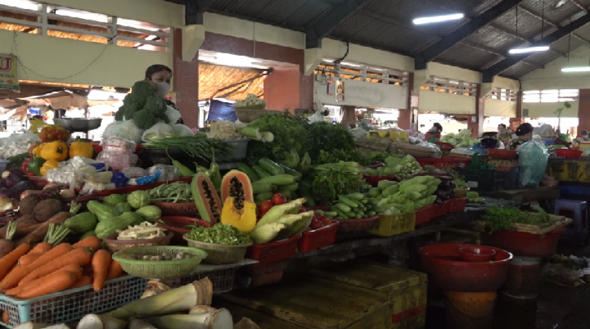 Sức mua giảm, giá hàng hóa hạ nhiệt trong ngày đầu giãn cách