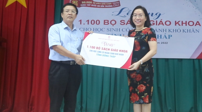 Đồng Tháp tiếp nhận hơn 1.000 bộ SGK trao tặng học sinh khó khăn