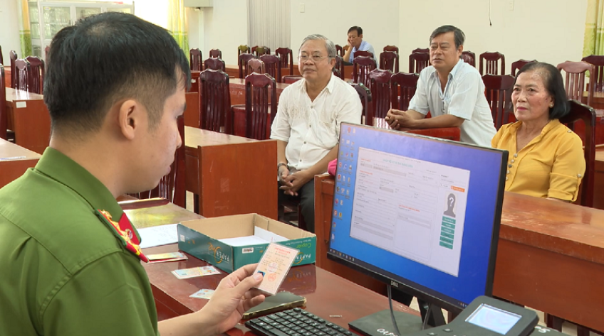 Đồng Tháp triển khai cao điểm đổi thẻ đảng viên