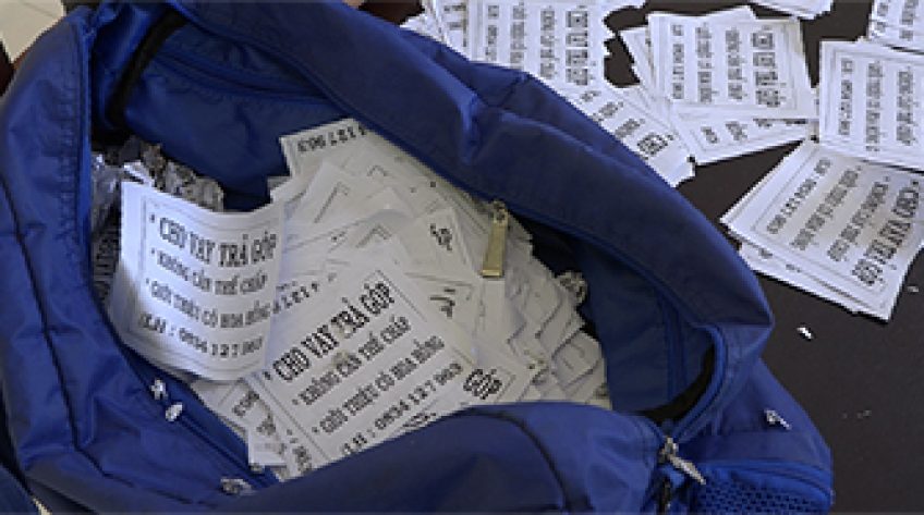 Xử phạt hành chính 2 đối tượng rải tờ rơi cho vay trả góp