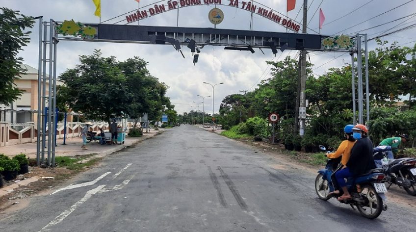 Tài xế xe đầu kéo bỏ đi sau khi lái xe làm hư cổng chào