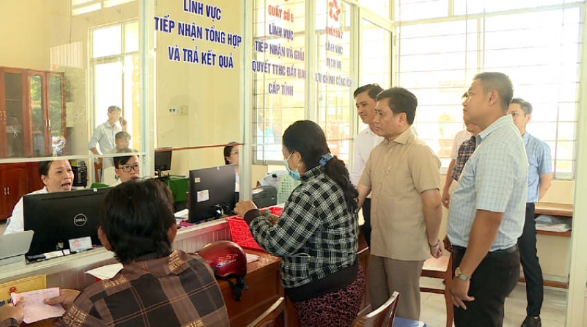 Ông Trần Văn Dũng làm việc tại xã Phong Mỹ và Tháp Mười