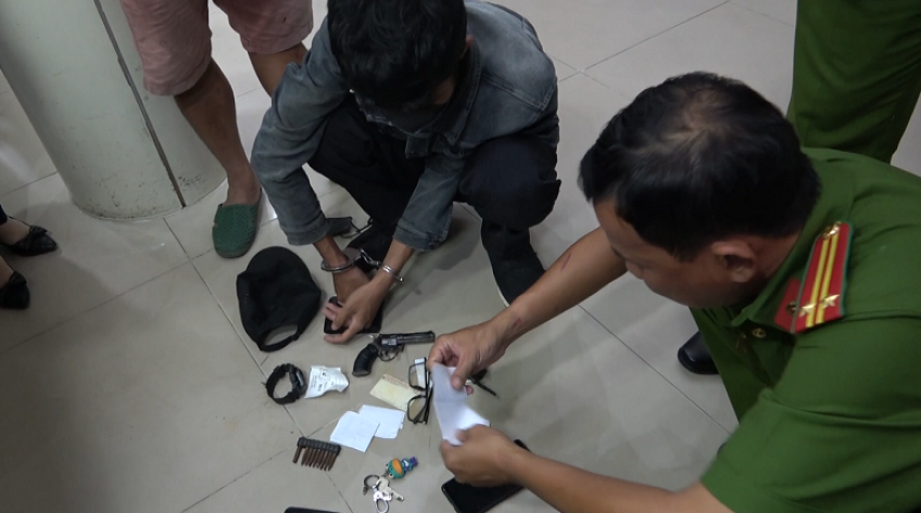 Khống chế đối tượng dùng súng giả cướp ngân hàng