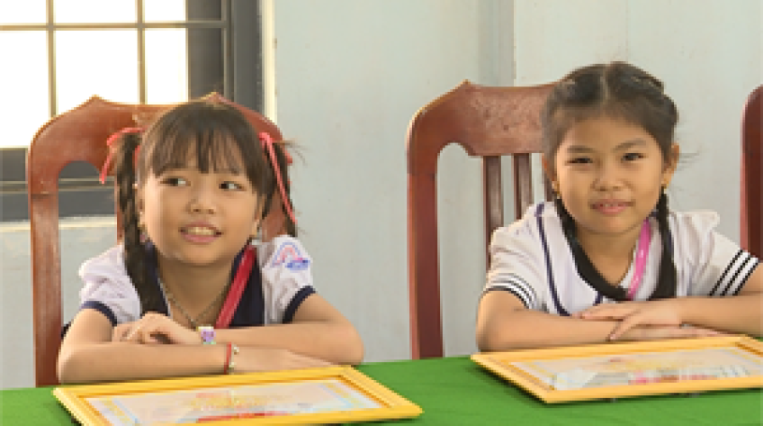 Tuyên dương học sinh nhặt 4 lượng vàng trả lại người mất