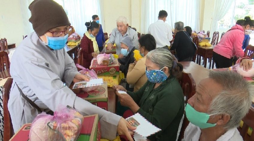 Trao quà Tết cho người nghèo, khuyết tật ở huyện Tân Hồng