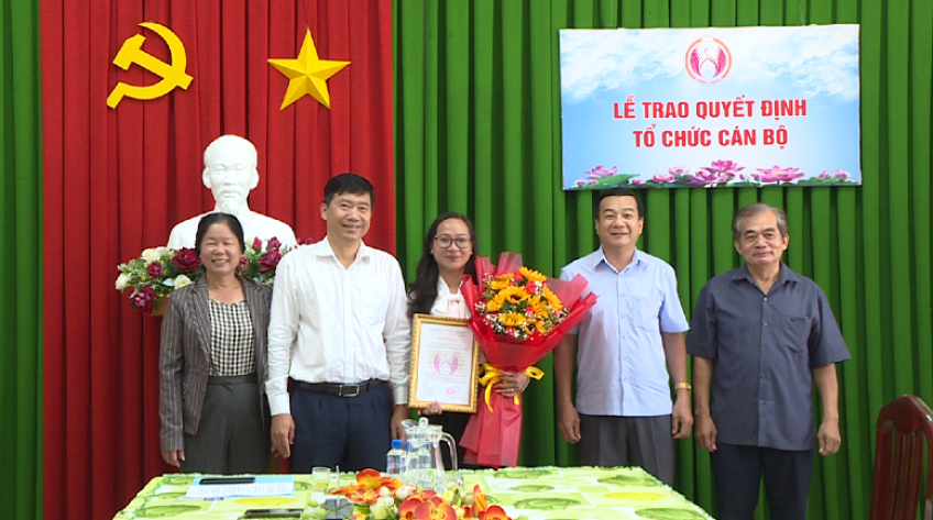 UBND tỉnh trao quyết định bổ nhiệm cán bộ