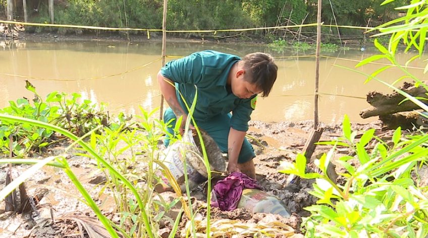 Khảo sát, xử lý quả bom 45 kg nằm dưới kênh