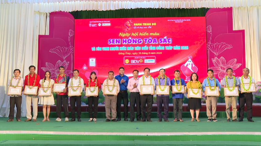 Tôn vinh hàng trăm gương hiến máu tiêu biểu