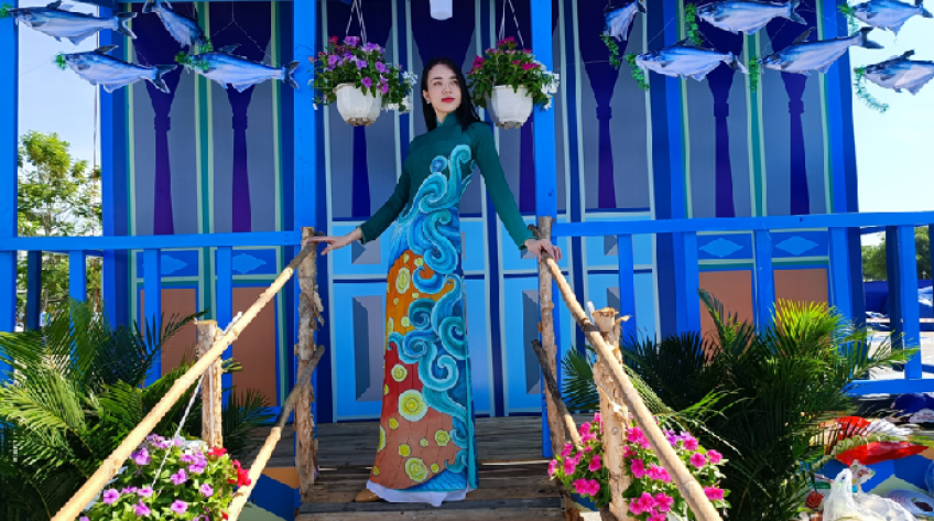Nhà thiết kế Sĩ Hoàng mang bộ sưu tập áo dài cá tra đến với Lễ hội tại TP.Hồng Ngự