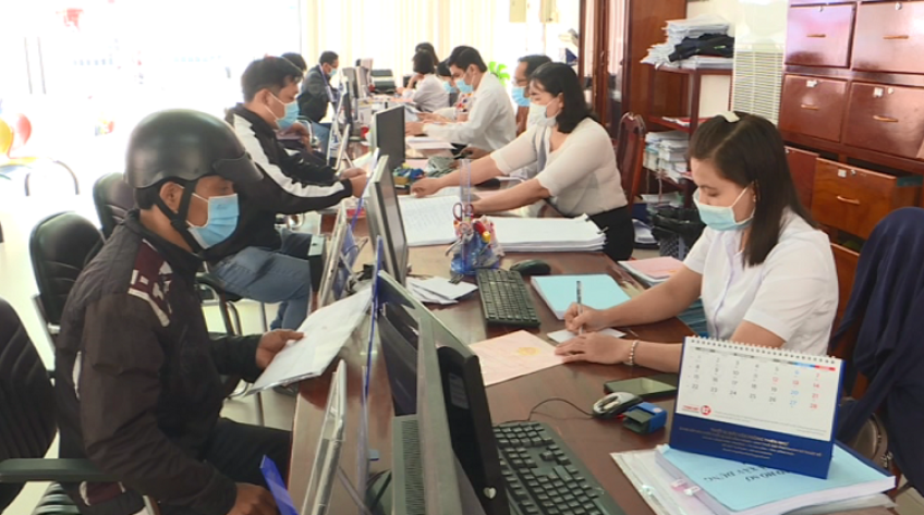 Khẩn trương, nghiêm túc trong ngày làm việc đầu năm